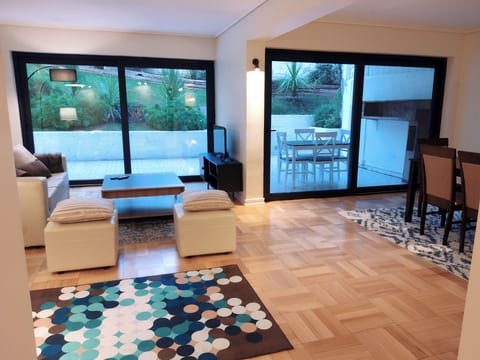 Living comedor, sofá cama, smart TV y WiFi. Salida al patio con jardín privado
