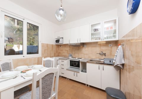 Fully equipped kitchen with dining set