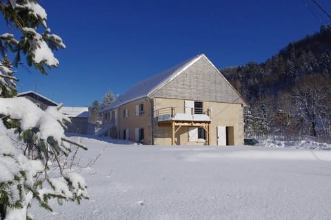 Vue Ensemble "La Ferme de Paul". Appartement au 1° étage avec la terrasse.