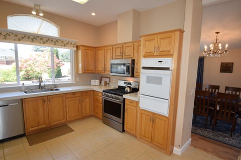 Two ovens for large meals