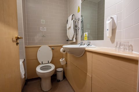 Double Room | Bathroom | Bathtub, free toiletries, hair dryer, towels