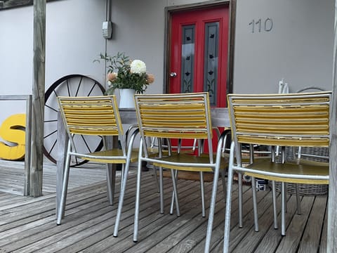 6-seater dining table on deck #sistersbeachhouse