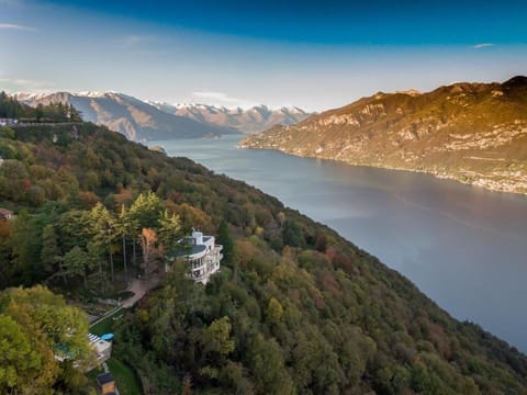 In fondo si vedono le Alpi Svizzere