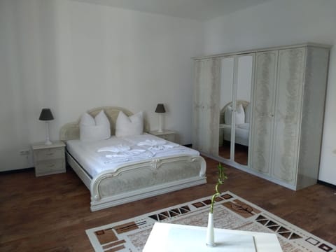 Comfort Apartment, 3 Bedrooms, Non Smoking, Garden View (+ Living Room) | 3 bedrooms, blackout drapes, iron/ironing board, free WiFi