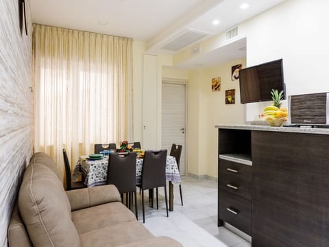 Newly refurbished centrally located 2 bedroom apartment near Sorrento