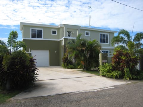 2015 update. First floor apt in quiet neighborhood, 4 minutes to beach.