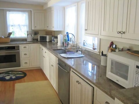 Fully Stocked Kitchen for, hosting, cooking, dining and entertaining. 