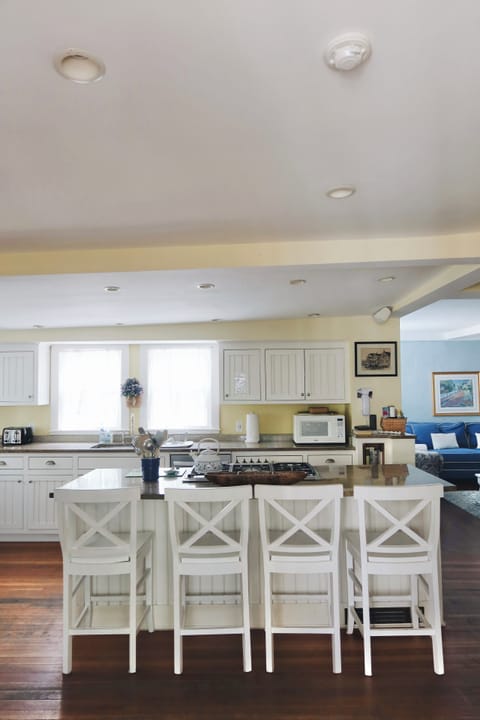 Kitchen with 6ft Granite Kitchen Island & Seating for four