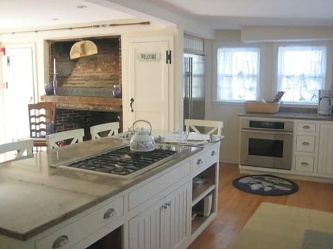 Fully Stocked Kitchen for, hosting, cooking, dining and entertaining. 