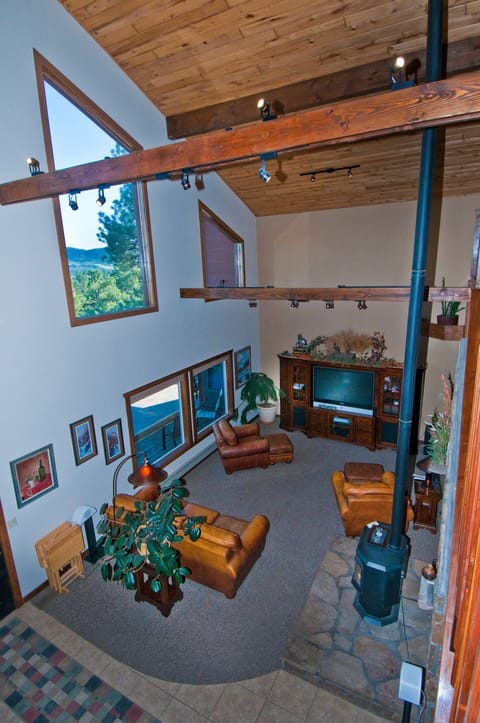 27 foot to the peak of this vaulted ceiling.