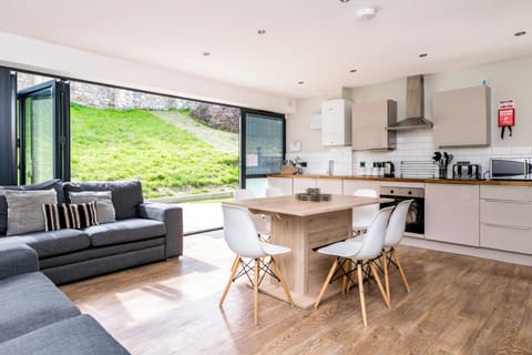 Apartment, 4 Bedrooms (No 3 Split Level) | 3 bedrooms, iron/ironing board, free WiFi, bed sheets