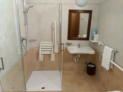 Shower, rainfall showerhead, free toiletries, hair dryer