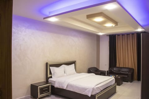 Double Room | Egyptian cotton sheets, premium bedding, pillowtop beds, minibar