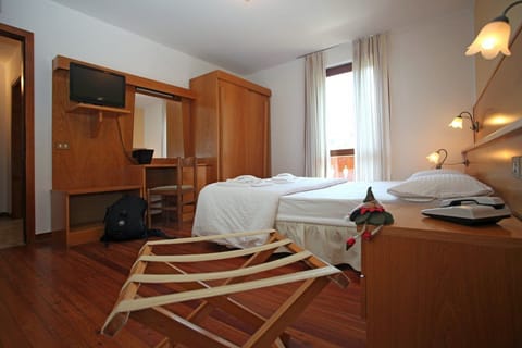 Double Room | In-room safe, desk, free cribs/infant beds, free WiFi