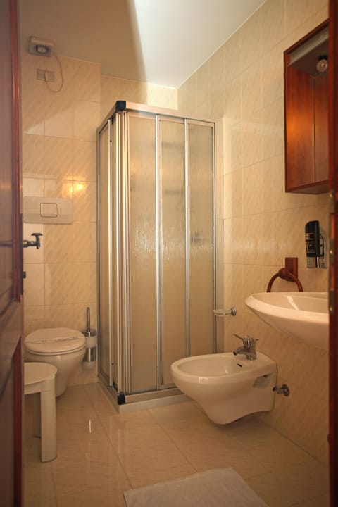 Shower, rainfall showerhead, free toiletries, hair dryer