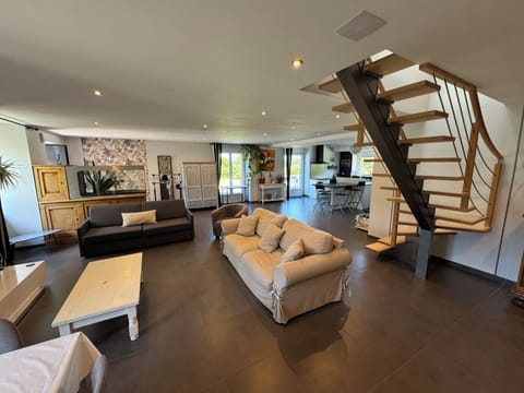 80-cm flat-screen TV with cable channels, TV