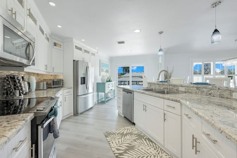 Large Kitchen with Island seating