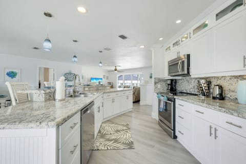 Large Kitchen with Island seating