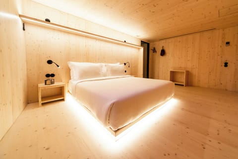 Deluxe Double Box | Iron/ironing board, free WiFi, bed sheets