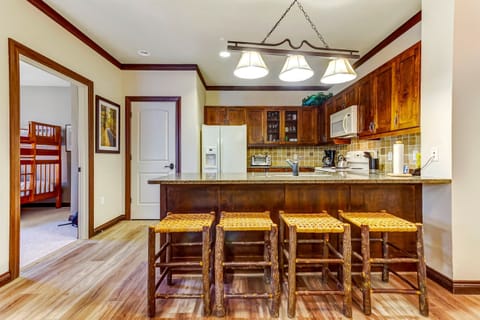 Kitchen Bar -4 Stools