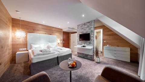 Deluxe Double Room (Air Conditioning) | In-room safe, blackout drapes, soundproofing, iron/ironing board