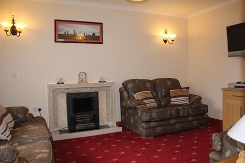 Cottage, 3 Bedrooms | Living room | LCD TV, fireplace, DVD player