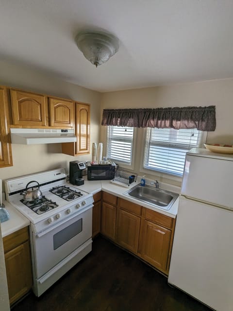 Executive Suite | Private kitchen | Fridge, microwave, coffee/tea maker, cookware/dishes/utensils