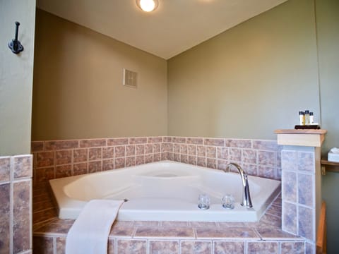 Deluxe Room, 1 King Bed, Non Smoking, Lake View | Jetted tub