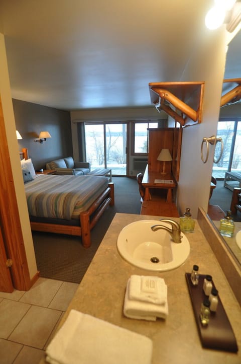 Single Room, 1 Queen Bed, Lakeview with Loveseat | Desk, free WiFi, bed sheets