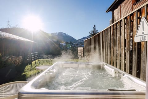 All year round, enjoy a moment of relaxation in the outdoor jacuzzi with views of Mont Chéry, Morzine and La Côte d'Arbroz!