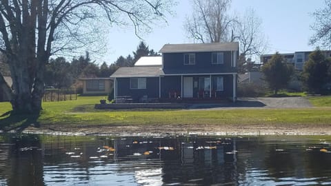 GG's Lake House is on Neacoxie Lake