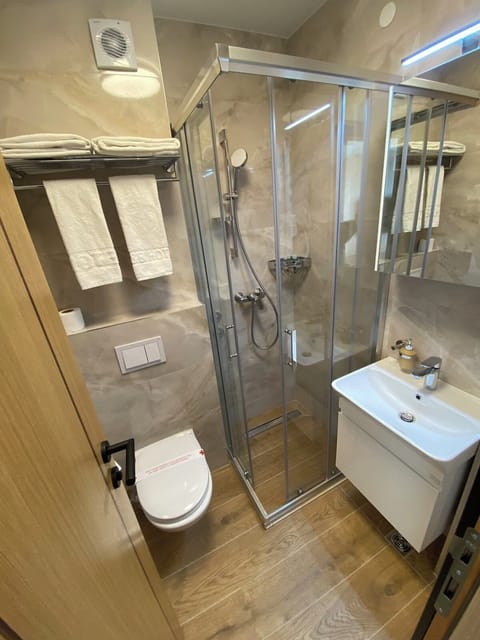 Rainfall showerhead, free toiletries, hair dryer, towels