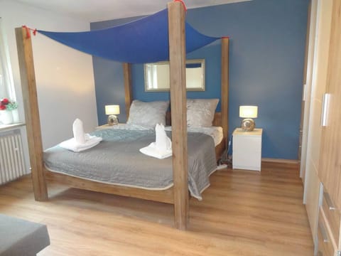 Das Himmelbett im großen Schlafzimmer! Die gesamte Wohnung wurde gegen das Corona-Virus sterilisiert. 180x200