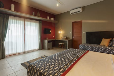 Premium bedding, in-room safe, desk, laptop workspace