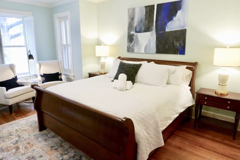 Large, King bedroom w/high-end memory-foam mattress and bay window seating area 