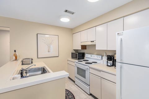 Prep breakfast before your tee time or enjoy takeout from downtown favorites.