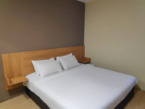 Deluxe King Room | In-room safe, desk, soundproofing, iron/ironing board