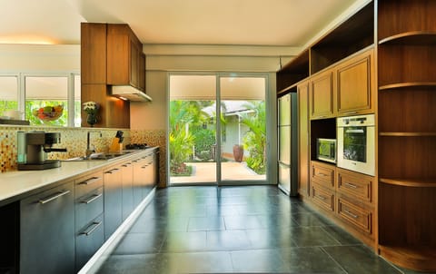 Family Villa | Private kitchen | Full-size fridge, microwave, oven, stovetop