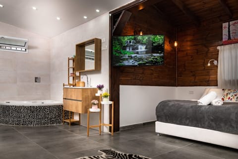 Romantic Suite, Non Smoking | Minibar, laptop workspace, blackout drapes, soundproofing