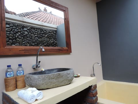 Deluxe Twin Room, 2 Twin Beds, Garden Area | Bathroom sink