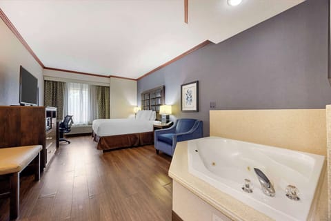 Standard Room, 1 King Bed, Non Smoking, Microwave | Egyptian cotton sheets, premium bedding, desk, blackout drapes