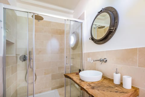 Superior Room | Bathroom | Shower, bidet, towels