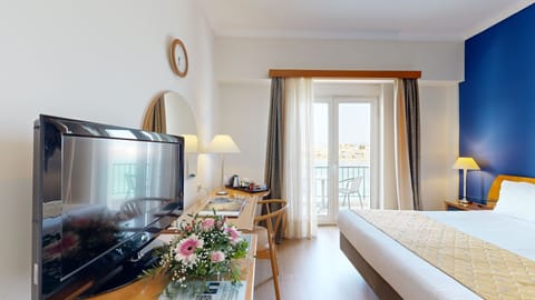 Superior Double Room, Sea View | Minibar, in-room safe, desk, laptop workspace