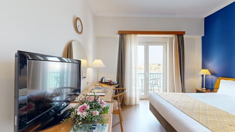 Superior Double Room, Sea View | Minibar, in-room safe, desk, laptop workspace