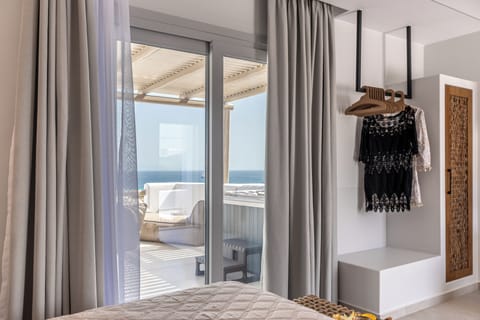 Deluxe Double Room with Sea View and Hot Tub | Premium bedding, in-room safe, desk, blackout drapes