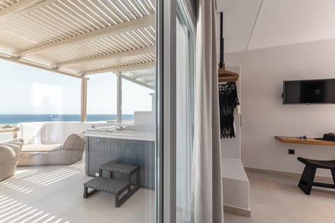 Deluxe Double Room with Sea View and Hot Tub | Premium bedding, in-room safe, desk, blackout drapes