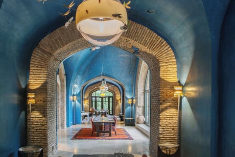 2 restaurants; breakfast, lunch, and dinner served