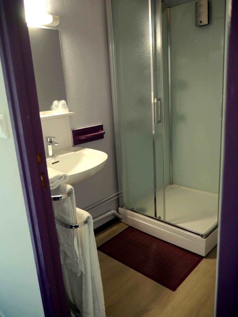 Superior Double Room, 1 Queen Bed, Private Bathroom | Bathroom shower
