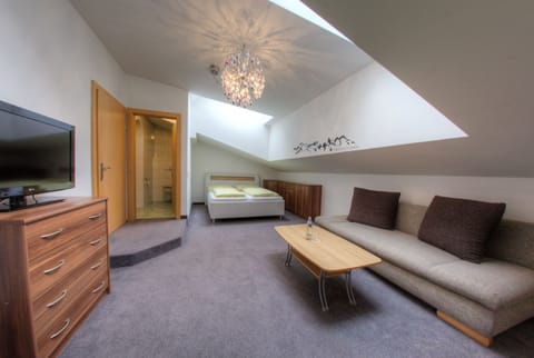 Hypo-allergenic bedding, in-room safe, desk, free WiFi