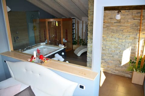 Deluxe Room, 1 Queen Bed, Jetted Tub | Premium bedding, soundproofing, cribs/infant beds, free WiFi